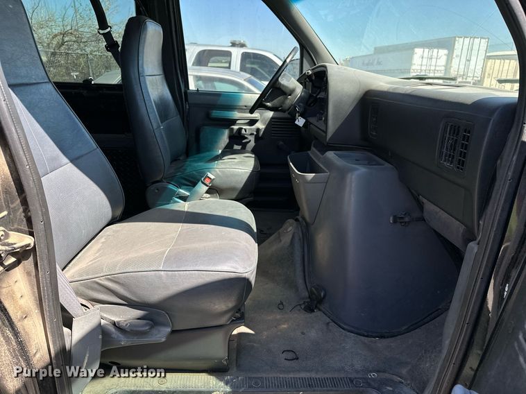 image for item LR9679 1995 Ford Club Wagon  van