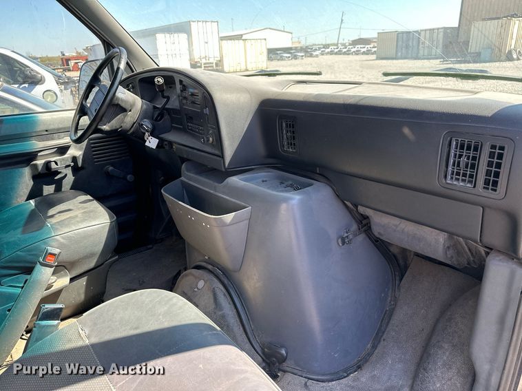 image for item LR9679 1995 Ford Club Wagon  van