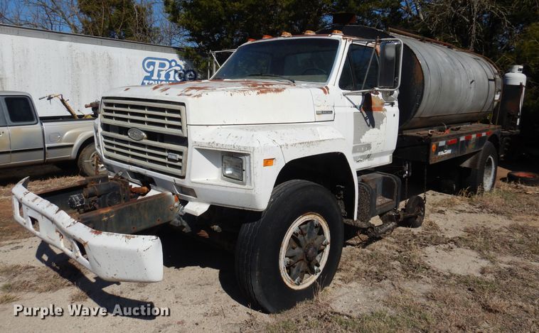image for item LT9611 1990  Ford F800  oil distributor truck