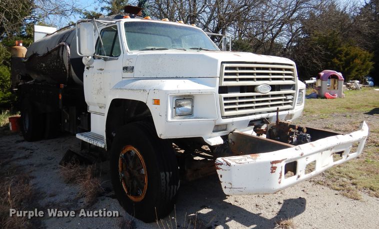 image for item LT9611 1990  Ford F800  oil distributor truck