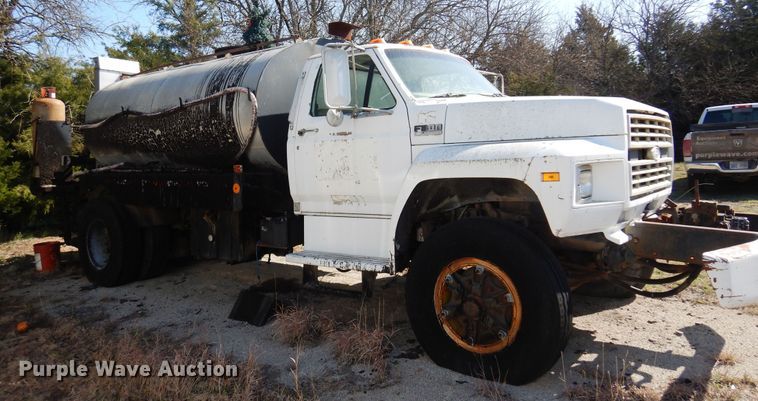 image for item LT9611 1990  Ford F800  oil distributor truck