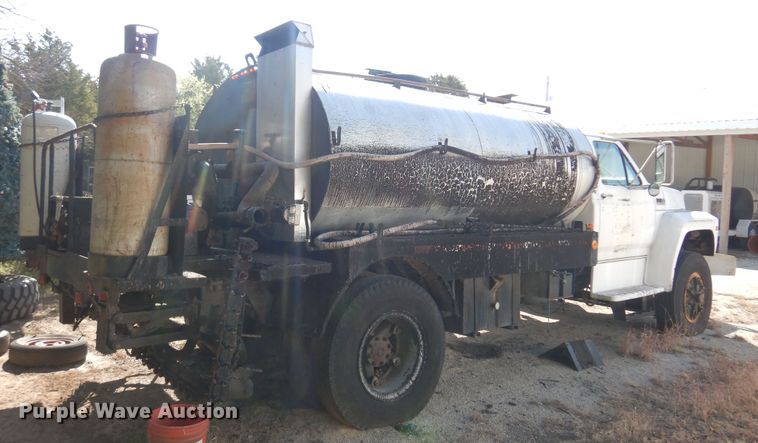 image for item LT9611 1990  Ford F800  oil distributor truck