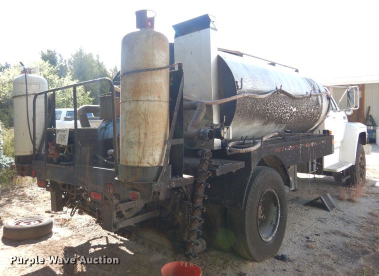 image for item LT9611 1990  Ford F800  oil distributor truck