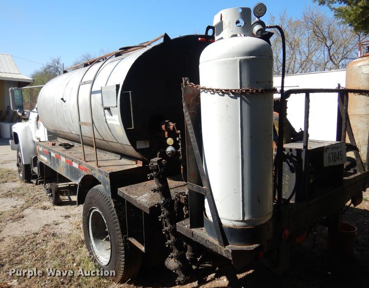 image for item LT9611 1990  Ford F800  oil distributor truck