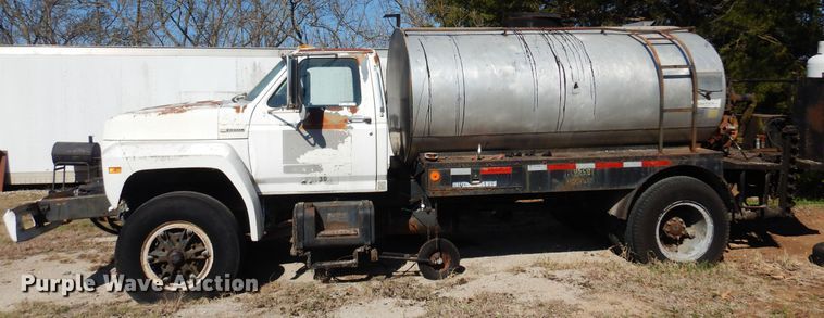 image for item LT9611 1990  Ford F800  oil distributor truck