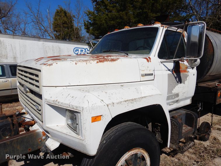 image for item LT9611 1990  Ford F800  oil distributor truck