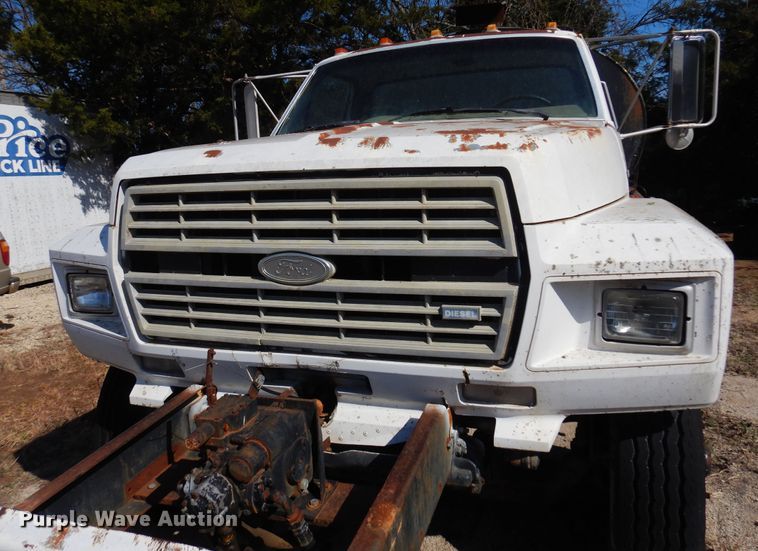 image for item LT9611 1990  Ford F800  oil distributor truck