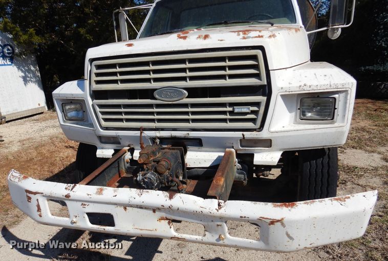 image for item LT9611 1990  Ford F800  oil distributor truck