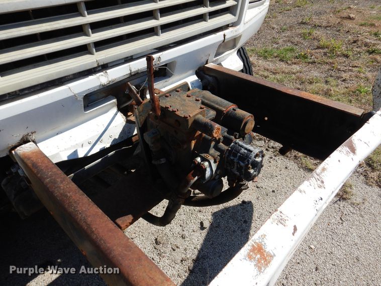 image for item LT9611 1990  Ford F800  oil distributor truck