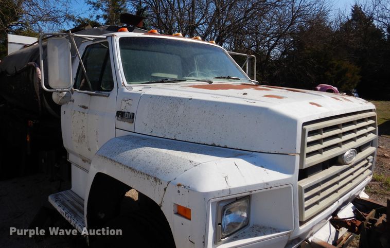 image for item LT9611 1990  Ford F800  oil distributor truck