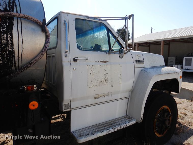 image for item LT9611 1990  Ford F800  oil distributor truck