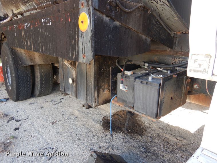 image for item LT9611 1990  Ford F800  oil distributor truck