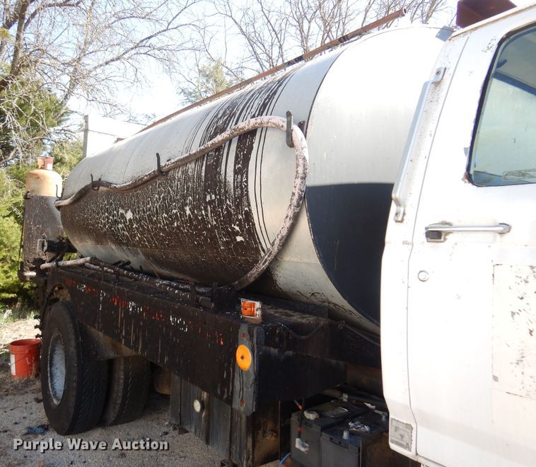 image for item LT9611 1990  Ford F800  oil distributor truck