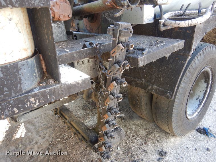 image for item LT9611 1990  Ford F800  oil distributor truck