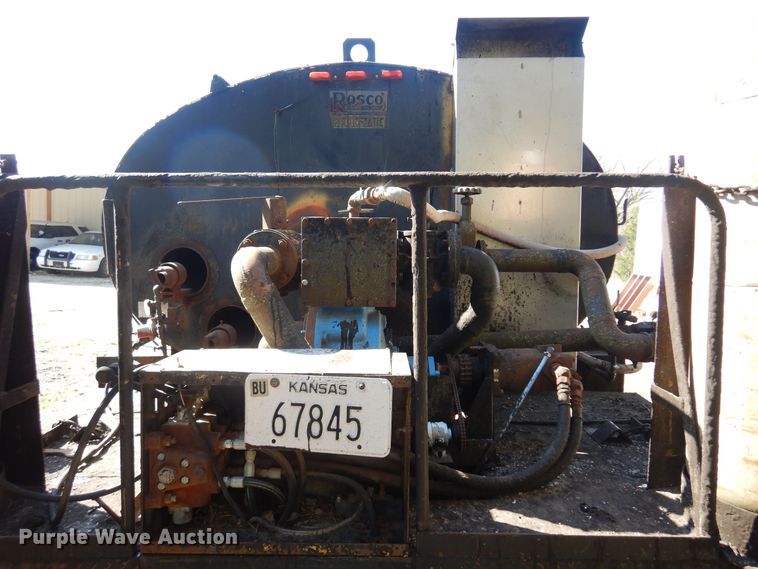 image for item LT9611 1990  Ford F800  oil distributor truck