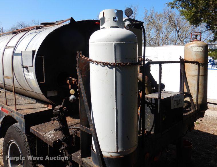 image for item LT9611 1990  Ford F800  oil distributor truck