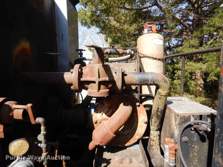 image for item LT9611 1990  Ford F800  oil distributor truck