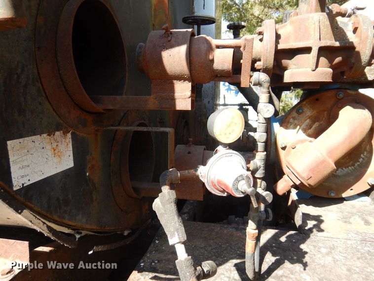 image for item LT9611 1990  Ford F800  oil distributor truck