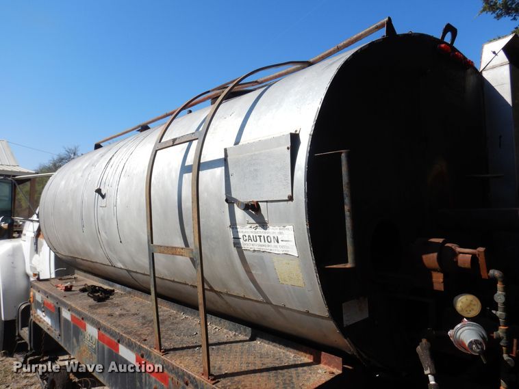 image for item LT9611 1990  Ford F800  oil distributor truck