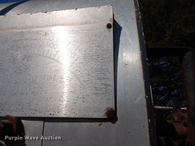 image for item LT9611 1990  Ford F800  oil distributor truck