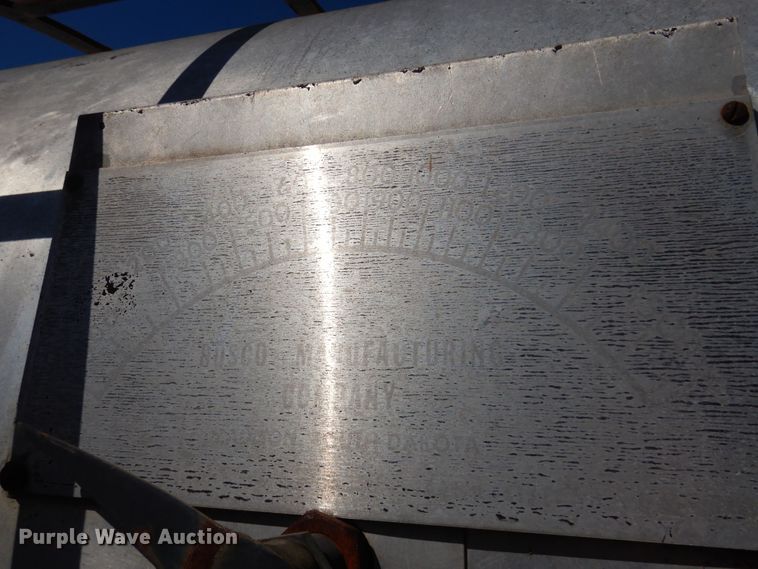 image for item LT9611 1990  Ford F800  oil distributor truck