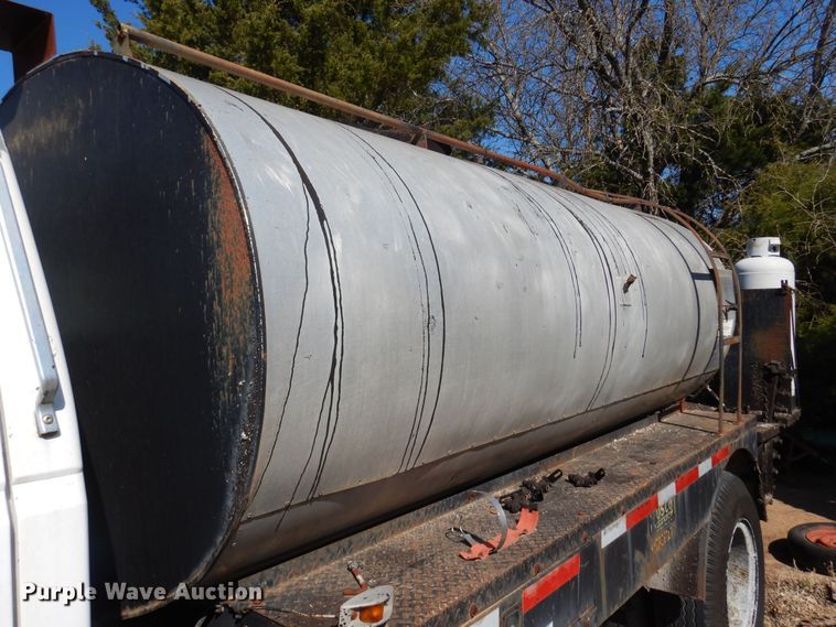 image for item LT9611 1990  Ford F800  oil distributor truck