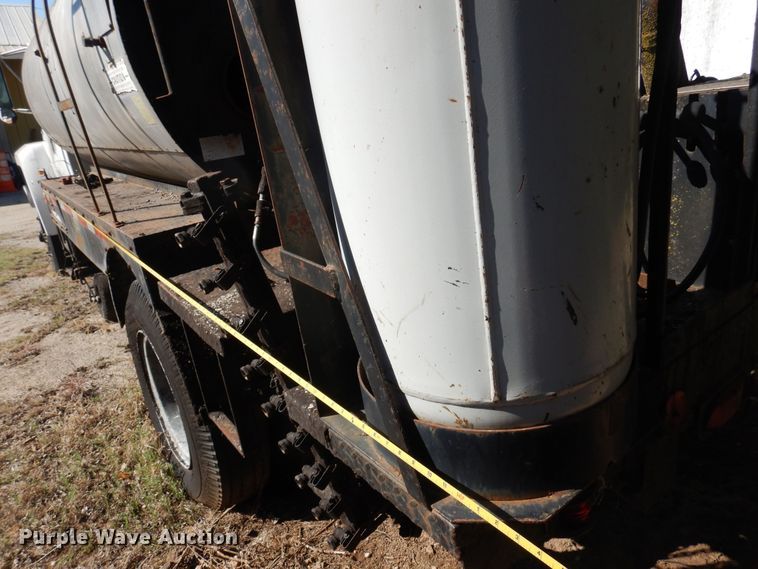 image for item LT9611 1990  Ford F800  oil distributor truck