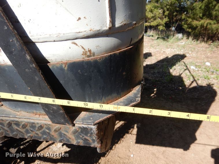 image for item LT9611 1990  Ford F800  oil distributor truck