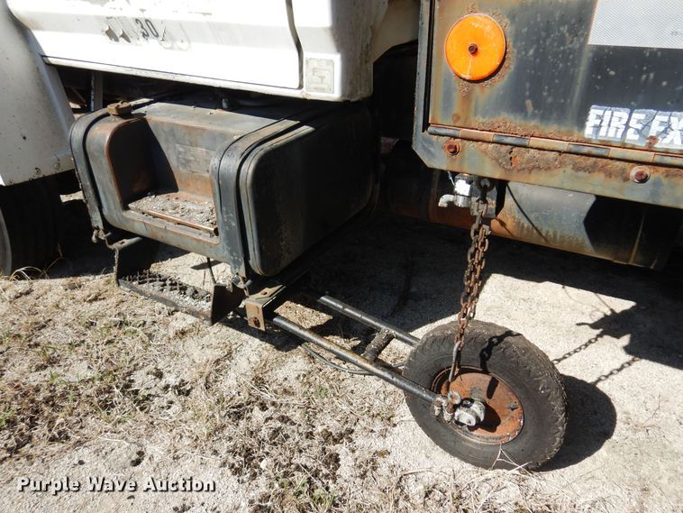 image for item LT9611 1990  Ford F800  oil distributor truck