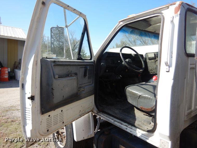 image for item LT9611 1990  Ford F800  oil distributor truck