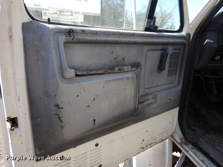 image for item LT9611 1990  Ford F800  oil distributor truck