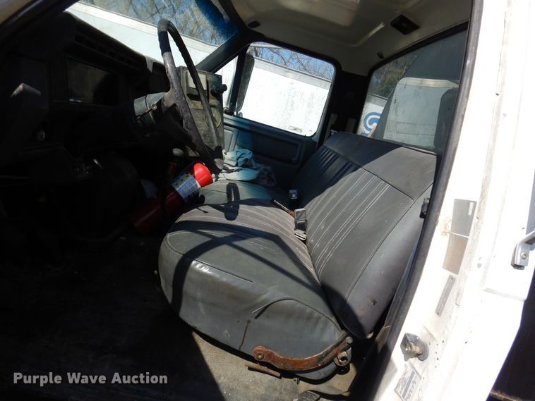 image for item LT9611 1990  Ford F800  oil distributor truck