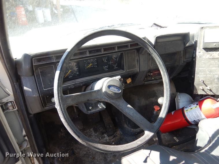 image for item LT9611 1990  Ford F800  oil distributor truck