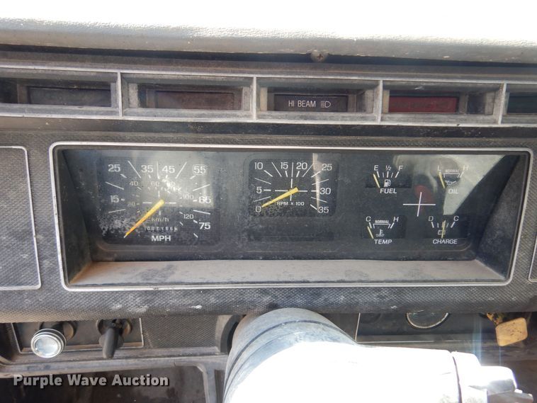 image for item LT9611 1990  Ford F800  oil distributor truck