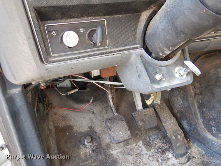 image for item LT9611 1990  Ford F800  oil distributor truck