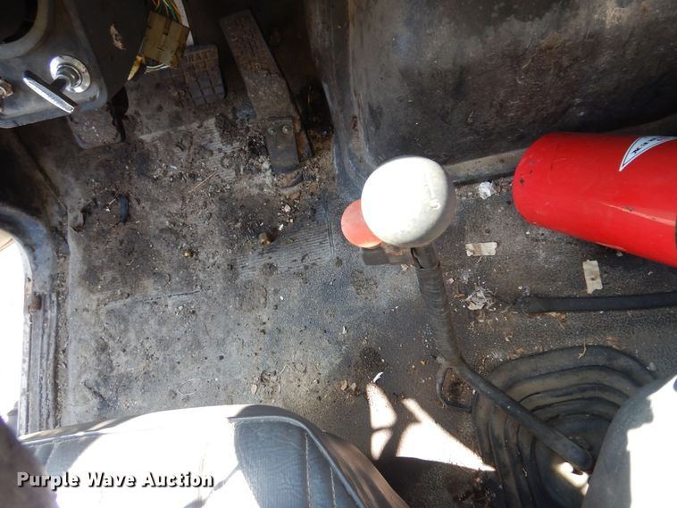 image for item LT9611 1990  Ford F800  oil distributor truck