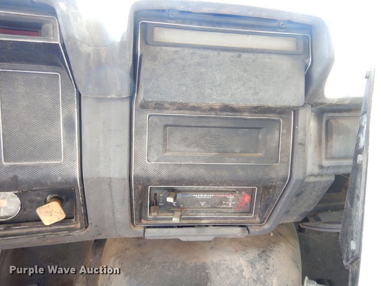 image for item LT9611 1990  Ford F800  oil distributor truck