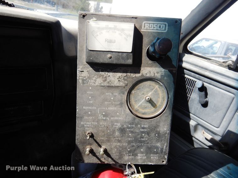 image for item LT9611 1990  Ford F800  oil distributor truck