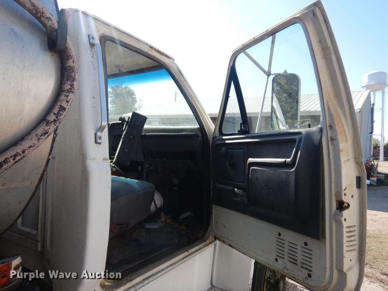 image for item LT9611 1990  Ford F800  oil distributor truck