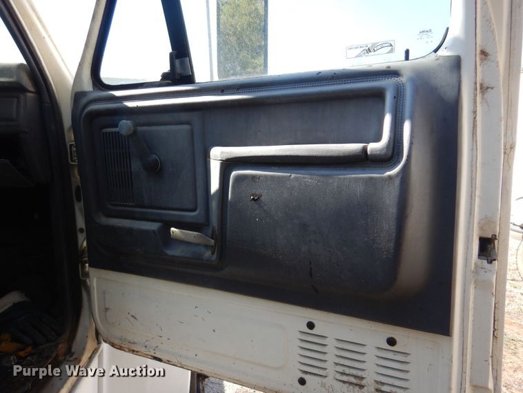 image for item LT9611 1990  Ford F800  oil distributor truck