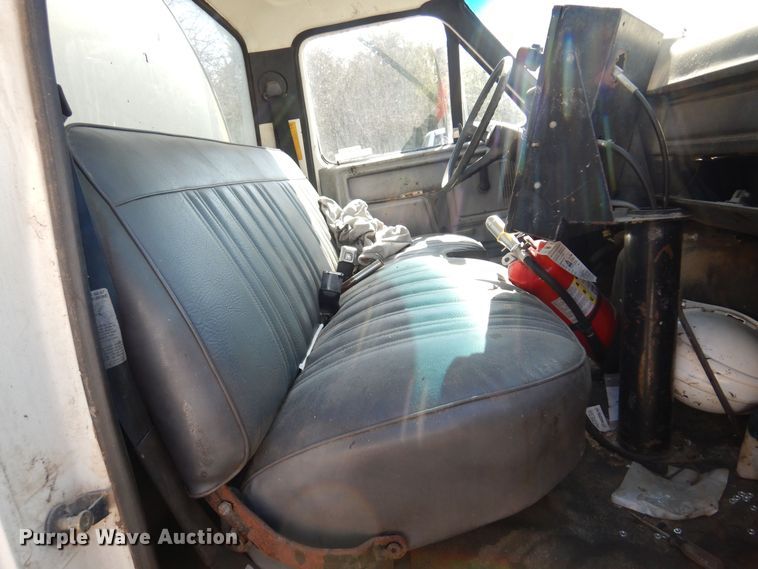 image for item LT9611 1990  Ford F800  oil distributor truck