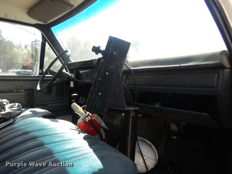 image for item LT9611 1990  Ford F800  oil distributor truck