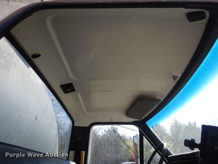 image for item LT9611 1990  Ford F800  oil distributor truck