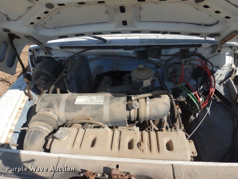 image for item LT9611 1990  Ford F800  oil distributor truck