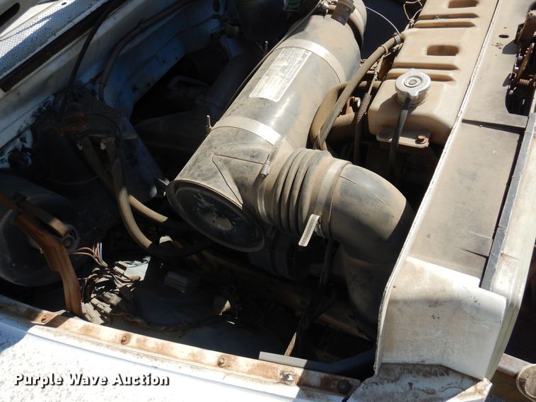 image for item LT9611 1990  Ford F800  oil distributor truck