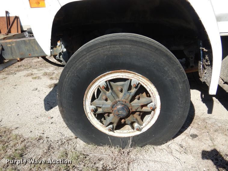 image for item LT9611 1990  Ford F800  oil distributor truck