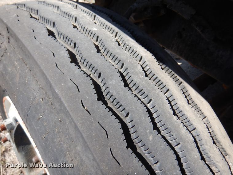 image for item LT9611 1990  Ford F800  oil distributor truck