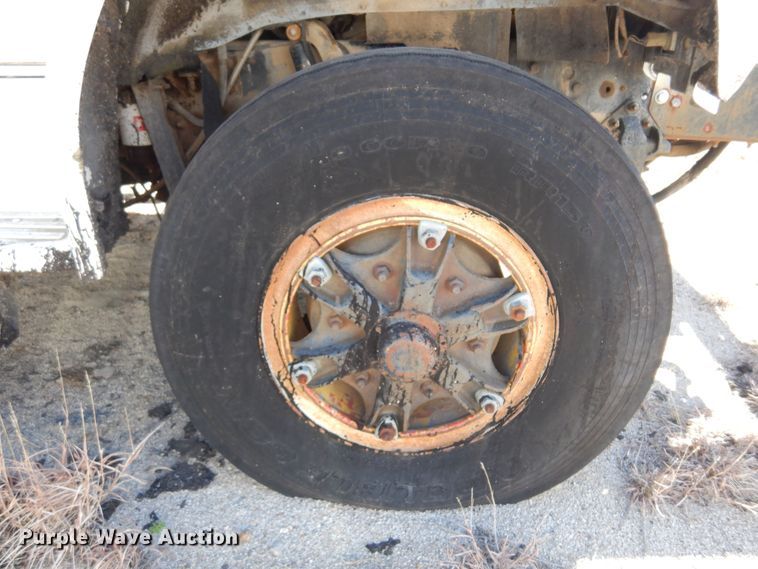 image for item LT9611 1990  Ford F800  oil distributor truck