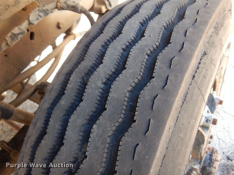 image for item LT9611 1990  Ford F800  oil distributor truck