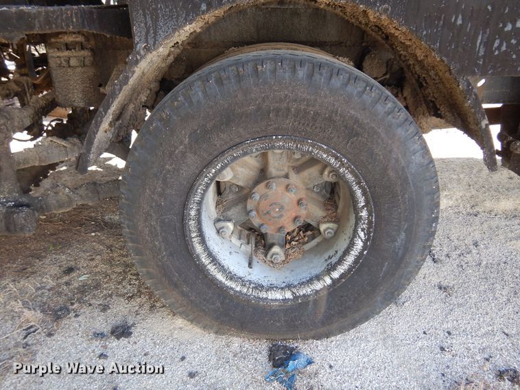 image for item LT9611 1990  Ford F800  oil distributor truck